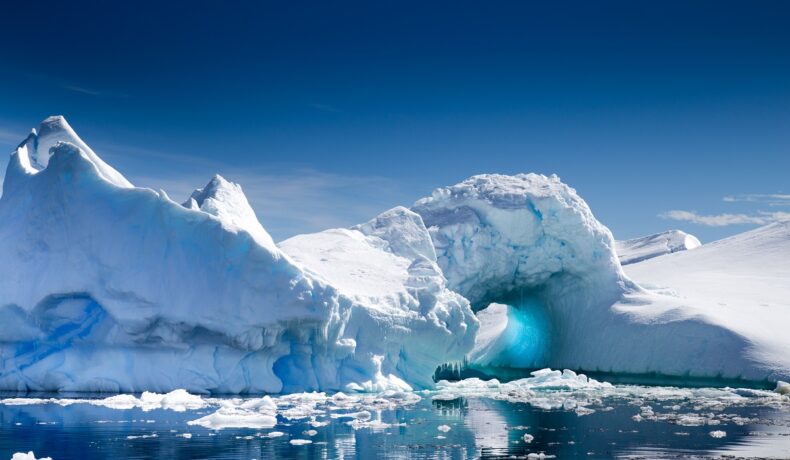 Gheață din Antarctica, deasupra mării, în fenomenul „fără precedent”