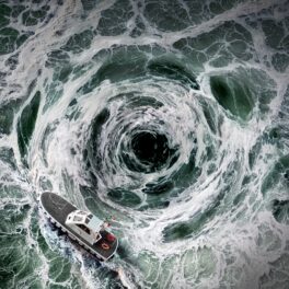 Vârtej în apă, cu o barcă care încearcă să scape din el, pentru a ilustra cum Pământul ar putea ajunge în pragul colapsului climatic