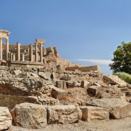 Ruinele din Dougga, Tunisia, pe fundal cu cer albastru, pentru a ilustra o descoperie „arheologică senzațională”