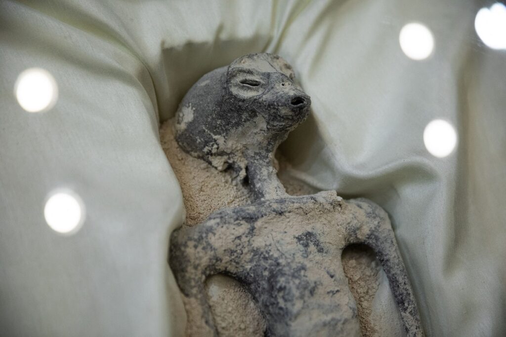 Mumie de extratarestru, gri, expusă în septembrie 2023 în Mexic, la o audiere legată de adevărul despre „cadavrele de extratereștri”