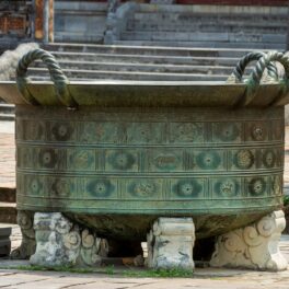 Cazan de cupru ceremonial al Lorzilor Nguyen, din Citadela Imperială Hue, Vietnam, care nu arată precum un „cazan” misterios