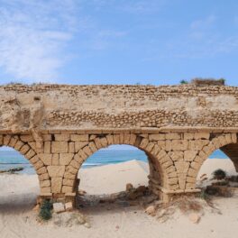 Apeduct roman din Israel, cu nisip jos și cer albastru, similară cu o descoperire inedită în Israel