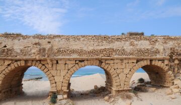 Apeduct roman din Israel, cu nisip jos și cer albastru, similară cu o descoperire inedită în Israel
