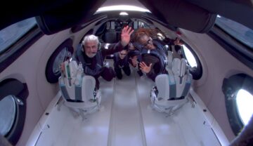 Prima călătorie spațială turistică Virgin galactic, cu 3 persoane, dintre care Jon Goodwin, la bordul navei albe, similar cu misiunea spațială aspru criticată de cercetători