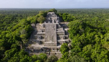 Templul mayaș Calacmul, din America Latină, înconjurat de pădure, similar cu descoperirea care a confirmat o „legendă” locală