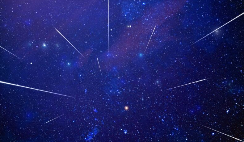 Ploaie de meteoriți, similară cu Orionide din 2023, pe cer albastru închis