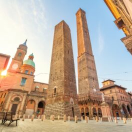 Turnul faimos Garisenda, din Italia, care se înclină, Bologna, înconjurat de clădiri