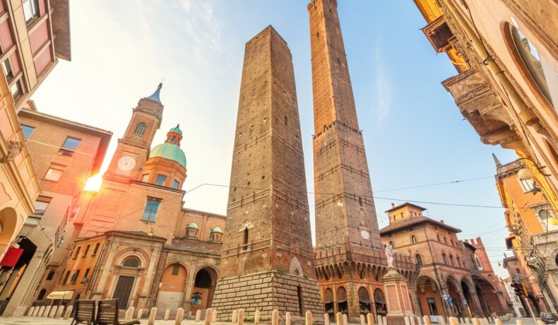 Turnul faimos Garisenda, din Italia, care se înclină, Bologna, înconjurat de clădiri