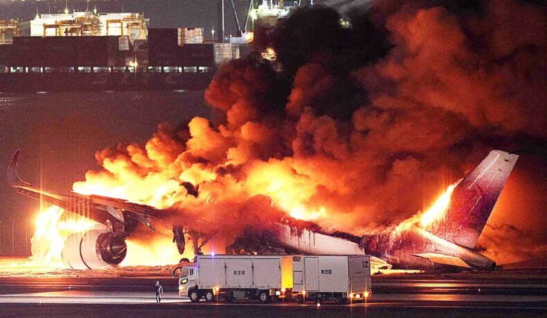 Avion de pe aeroportul Haneda, în flăcări, pentru a ilustra regulile de siguranță „scrise cu sânge” care au salvat sute de vieți