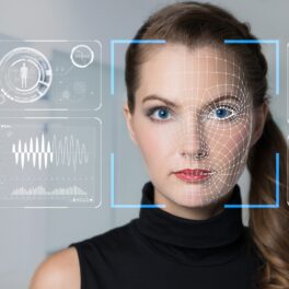 Femeie care are semne holografice pe față, pentru a ilustra ce e tehnologia deepfake