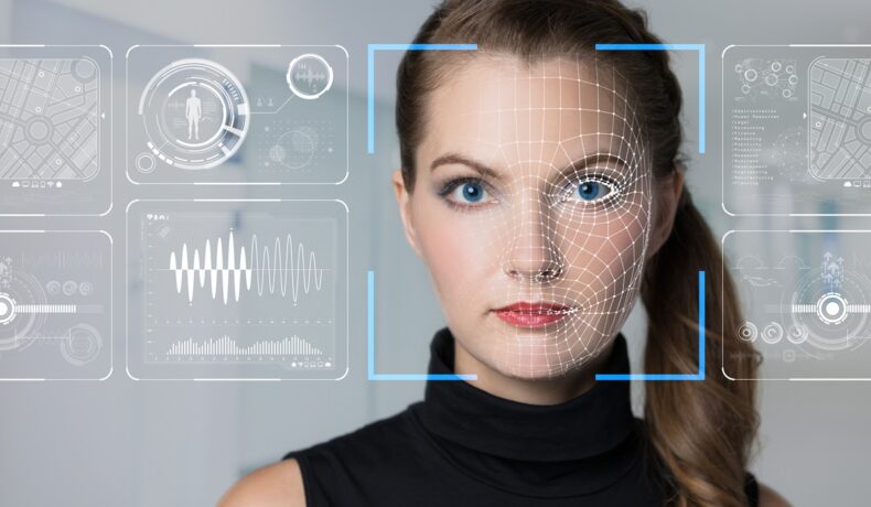 Femeie care are semne holografice pe față, pentru a ilustra ce e tehnologia deepfake