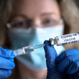 Asistentă care are o seringă cu vaccin împotriva Covid-19, așa cum a văzut și cel mai vaccinat om din lume