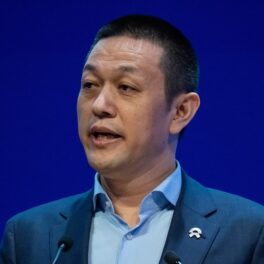 William Li, numit și „Elon Musk de China”, pe fundal albastru