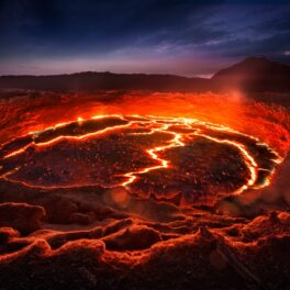 Lac de lavă, precum lacul de lavă neted ca sticla de pe Io, Luna planetei Jupiter