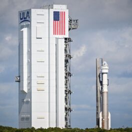 Capsula Starliner, pentru care a fost amânată lansarea, deasupra unei rachete ULA, Atlas V, cu cerul pe fundal