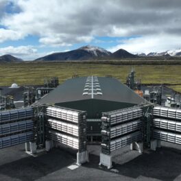 Uzina Mammoth din Islanda, numită și „cel mai mare aspirator din lume”, cu munți pe fundal
