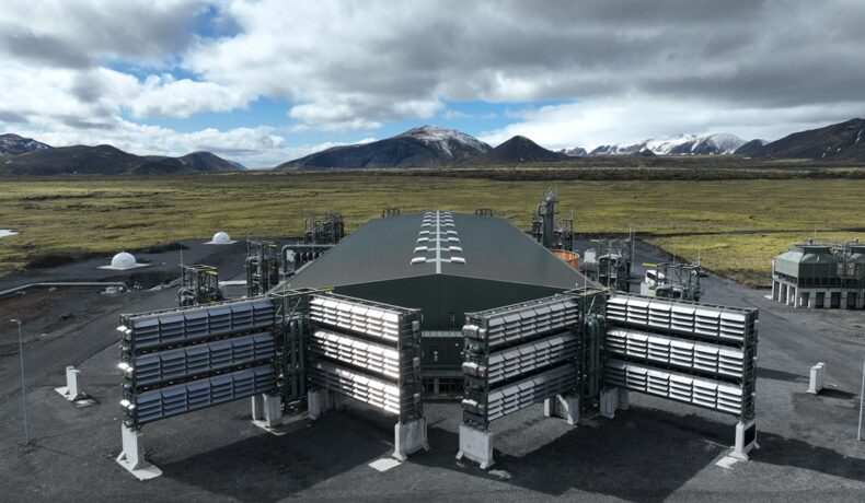 Uzina Mammoth din Islanda, numită și „cel mai mare aspirator din lume”, cu munți pe fundal