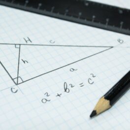 Creion și riglă negre, pe o foaie cu dovada „imposibilă” a teoremei lui Pitagora