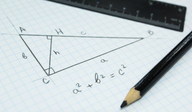 Creion și riglă negre, pe o foaie cu dovada „imposibilă” a teoremei lui Pitagora