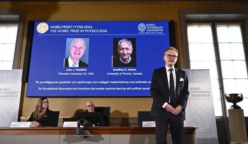 Scenă de la decernarea Premiului Nobel pentru Fizică în 2024, 8 octombrie. Pe un ecran albastru apar John Hopfield şi Geoffrey Hinton