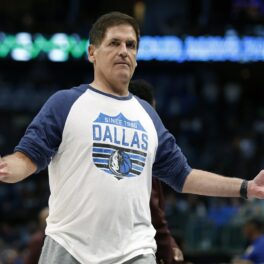 Averea lui Mark Cuban e de peste 5 miliarde de dolari, fotografiat în 2023, la un meci de basket