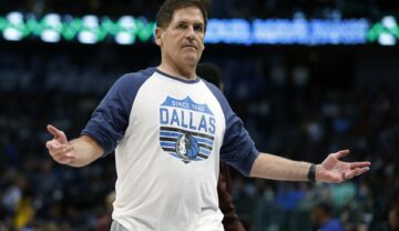 Averea lui Mark Cuban e de peste 5 miliarde de dolari, fotografiat în 2023, la un meci de basket