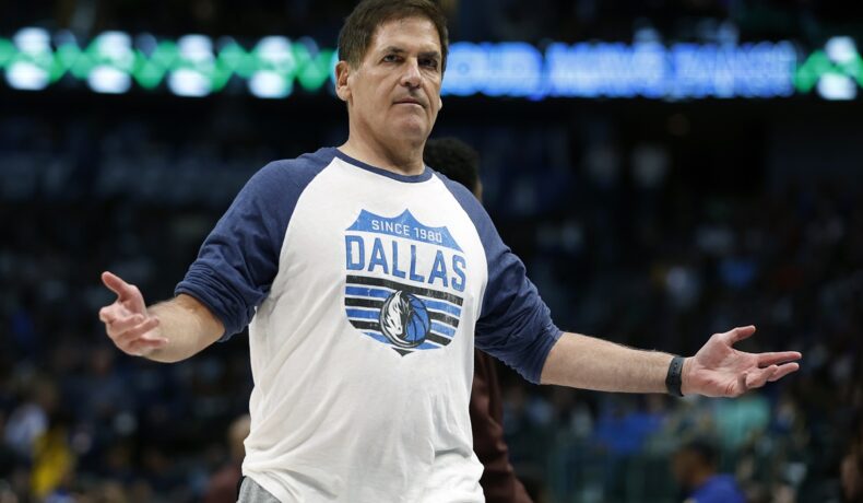 Averea lui Mark Cuban e de peste 5 miliarde de dolari, fotografiat în 2023, la un meci de basket